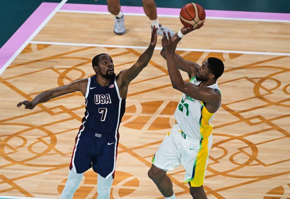 Bruno Caboclo nas Olímpiadas de Paris, em Brasil x Estados Unidos (Foto: Damien MEYER / AFP)