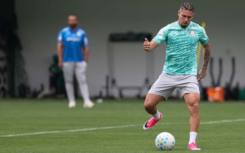 Paulinho em campo no treinamento do Palmeiras nesta segunda-feira (5)