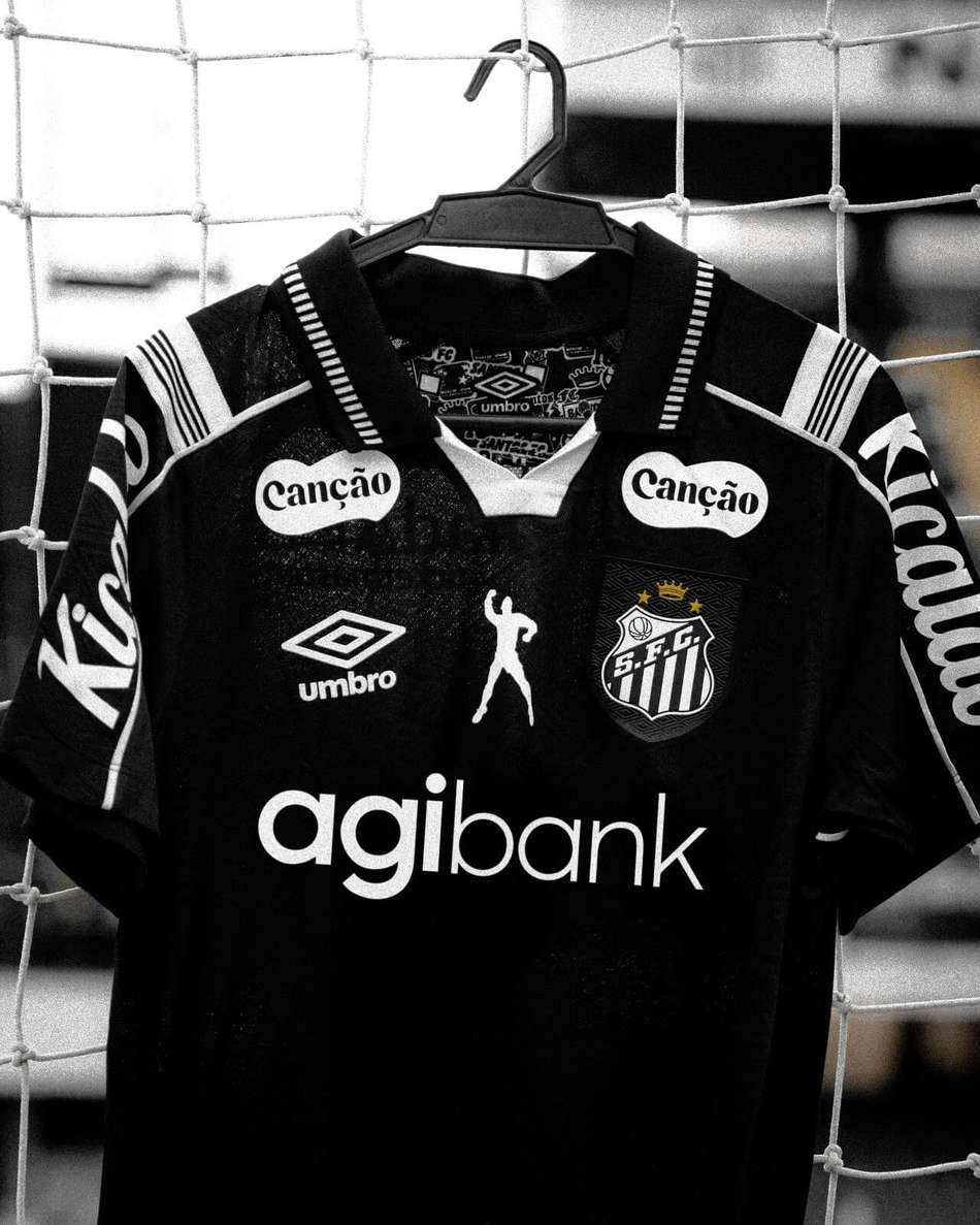 Camisa do Santos com o novo patrocinador master.