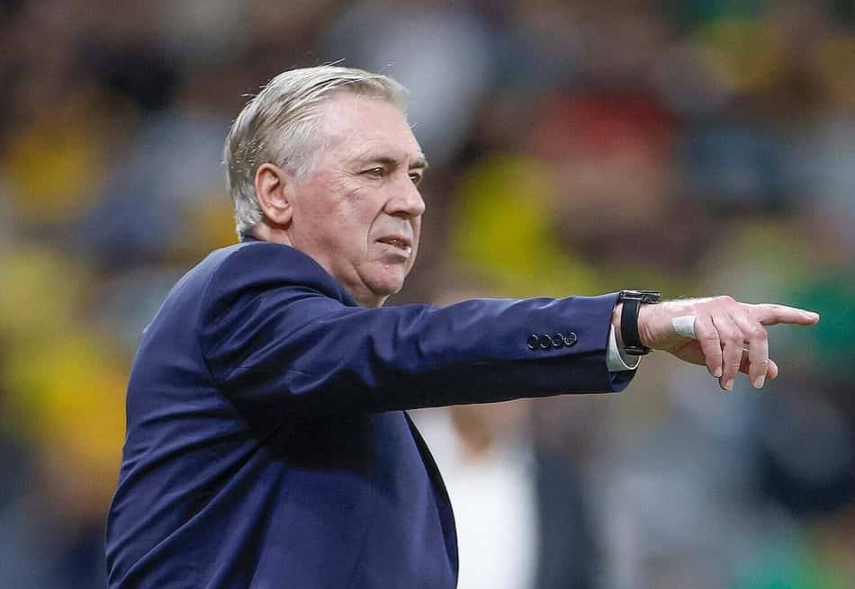 Ancelotti apontando para frente