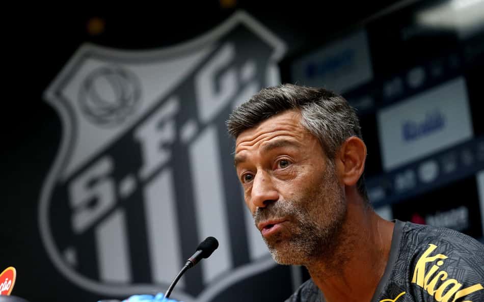 Pedro Caixinha, quando treinava o Santos - (Foto: Guilherme Dionozio/Folhapress)