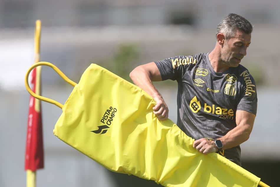 Pedro Caixinha, na época em que treinava o Peixe (Foto: Guilherme Dionizio/Folhapress)
