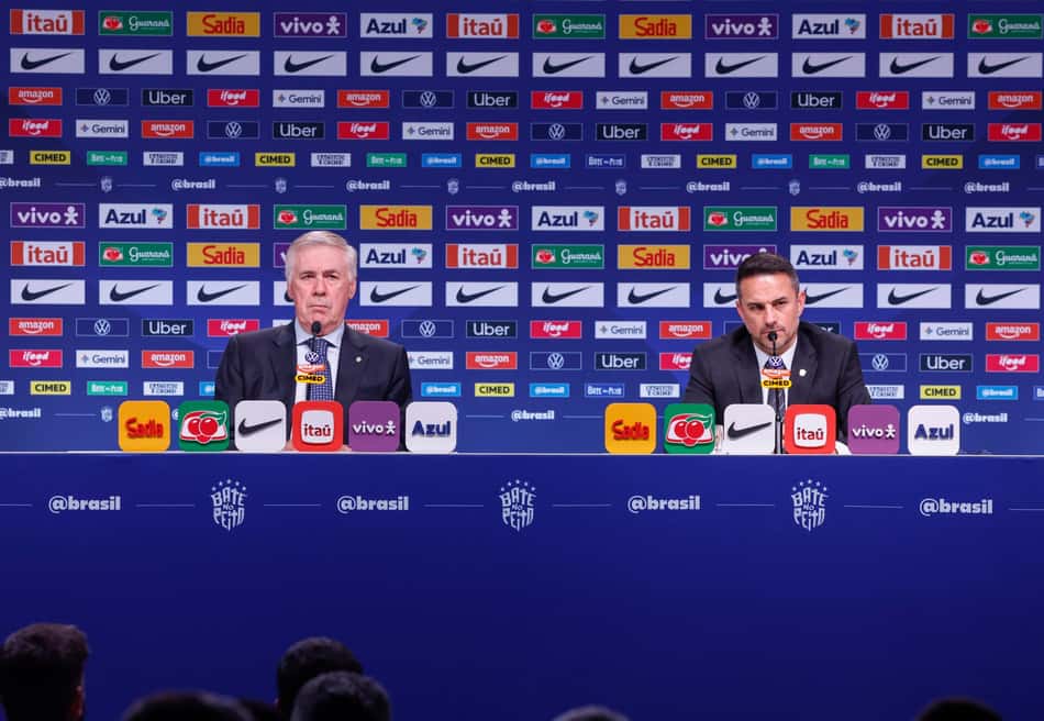 Coletiva de imprensa da convocação da seleção brasileira, 29OUT2026, com dois dirigentes e patrocinadores ao fundo.