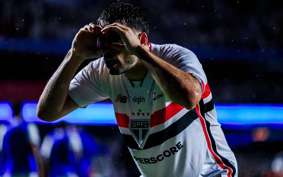 Calleri comemora gol marcado em São Paulo x Vitória