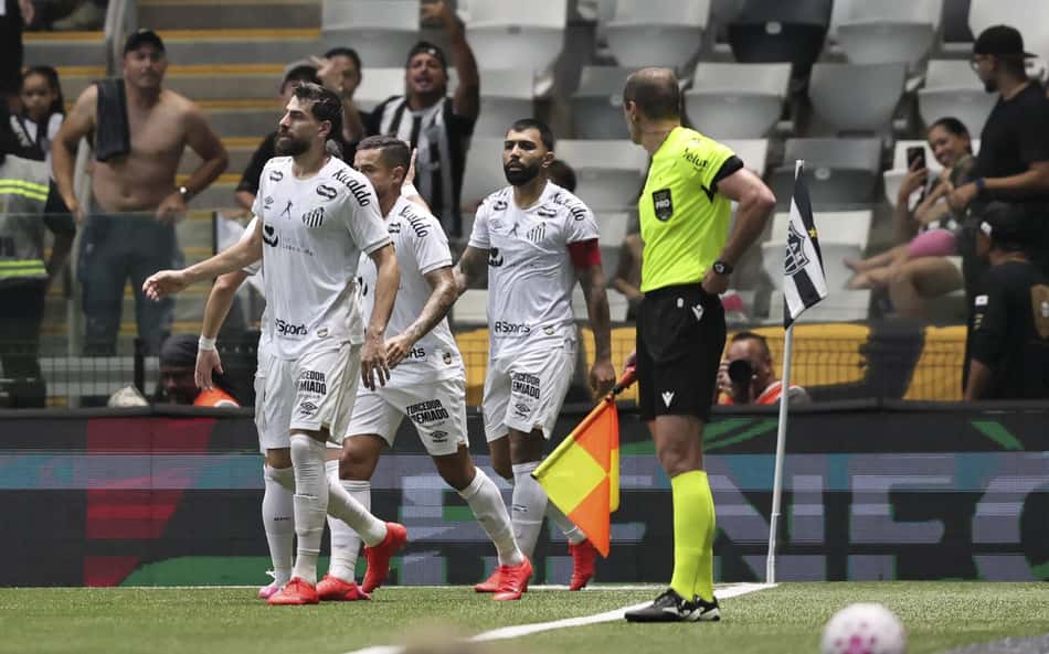 Jogadores do Santos comemoram gol