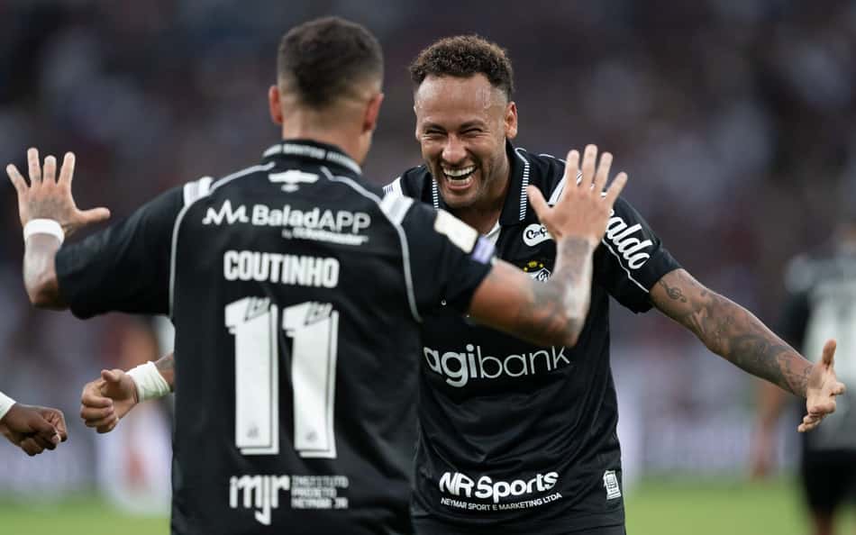 Neymar e Coutinho comemorando a vitória contra o Fluminense, no último domingo (18)/