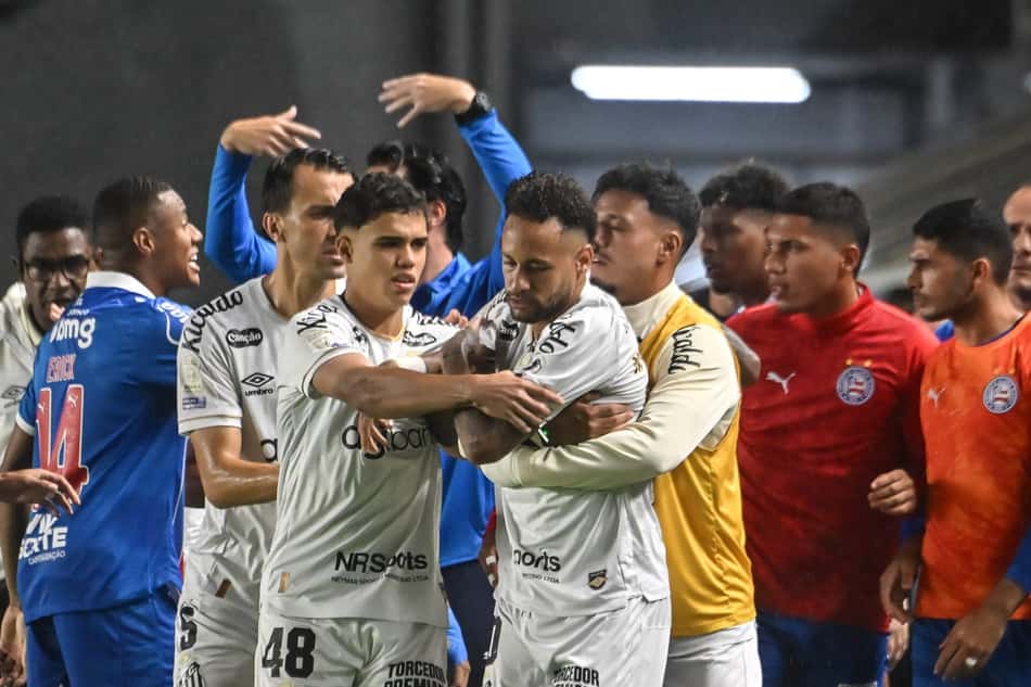 Neymar recebeu cartão vermelho do árbitro durante partida contra o Bahia - (Foto: Jota Erre/AGIF/Folhapress)