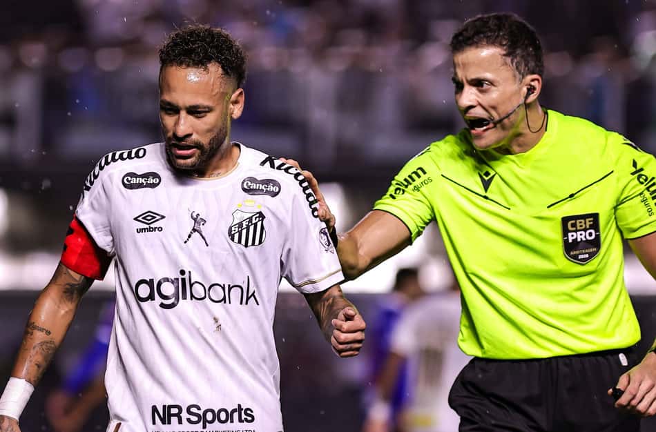 Neymar jogador do Santos reclama com a arbitragem durante partida contra o Bahia - (Foto: Fabio Giannelli/AGIF/Folhapress)