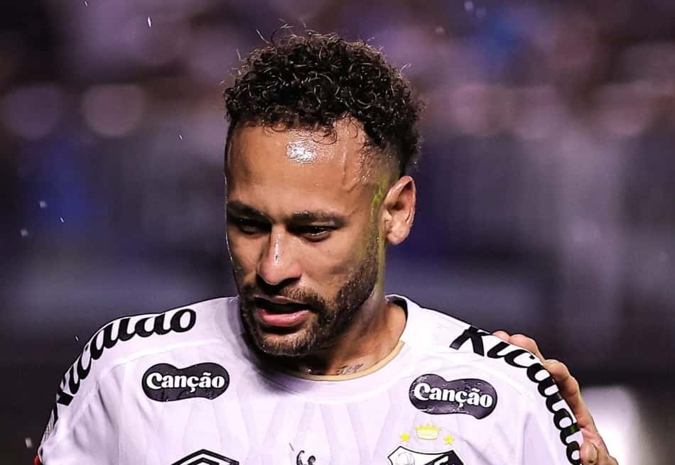 Neymar jogador do Santos reclama com a arbitragem durante partida contra o Bahia - (Foto: Fabio Giannelli/AGIF/Folhapress)
