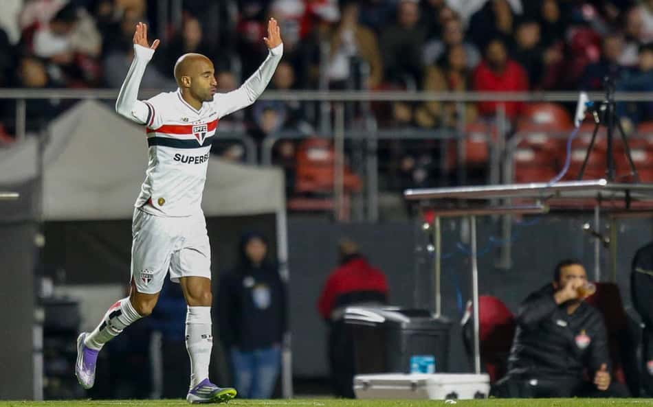 Lucas Moura durante partida contra o Vitória, no Morumbis, no Brasileirão de 2025.