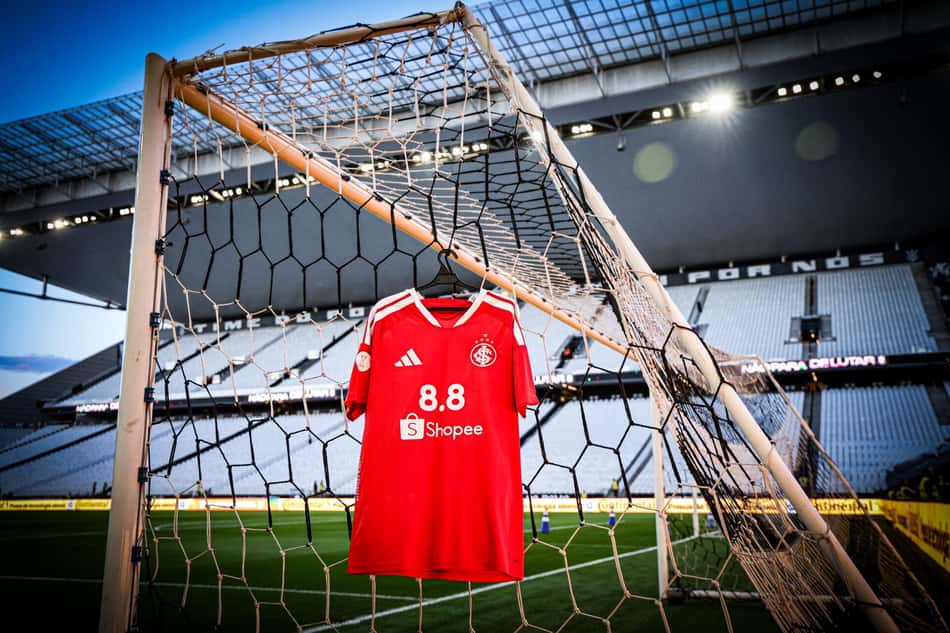 Camisa do Internacional com o patrocínio da Shopee contra o Corinthians, pela Copa do Brasil