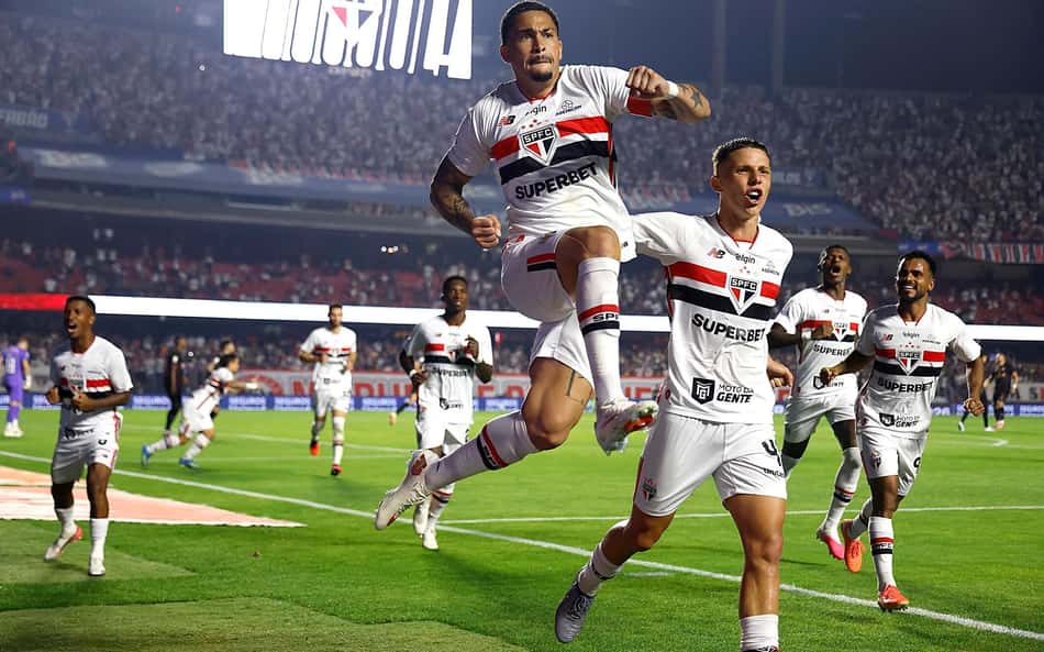 Luciano celebrando o gol ao lado do elenco do São Paulo.