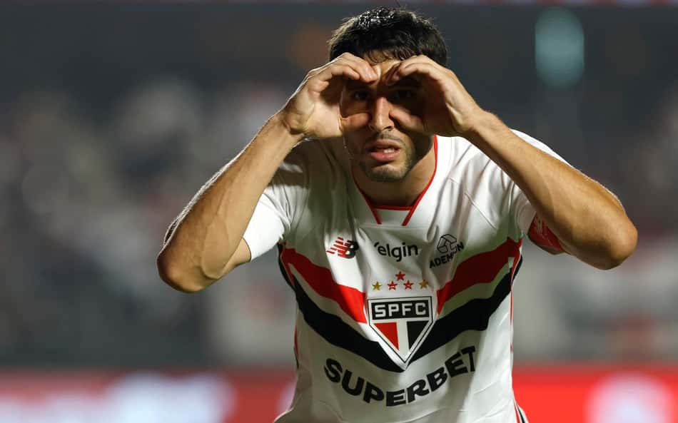 Calleri, artilheiro do São Paulo na temporada, ao lado do Luciano.