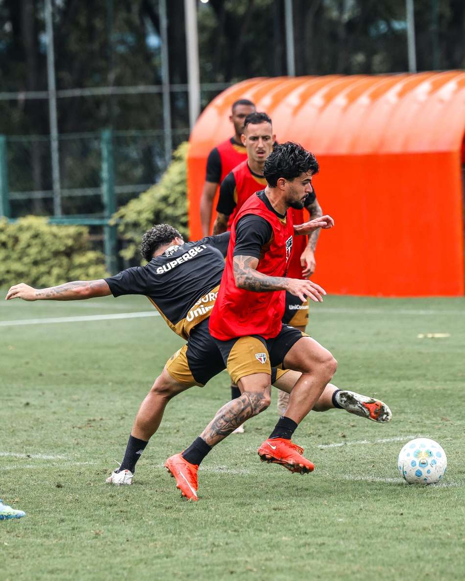 Elenco do São Paulo treinando durante esta quinta-feira (2)