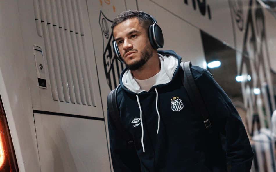 Coutinho com a equipe do Santos em viagem para Belo Horizonte.