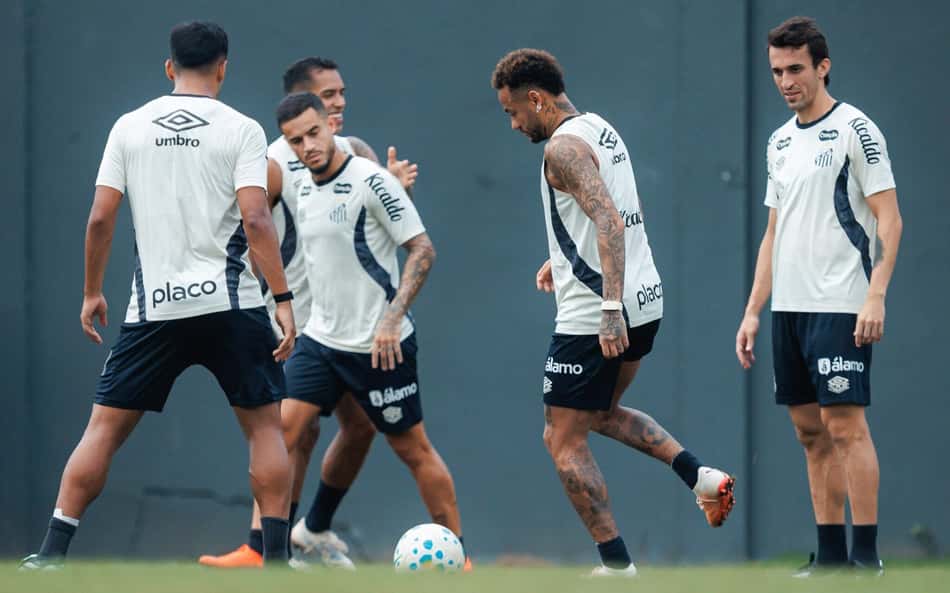 Neymar treinou com elenco neste sábado (10), mas não foi relacionado para enfrentar o Atlético-MG.