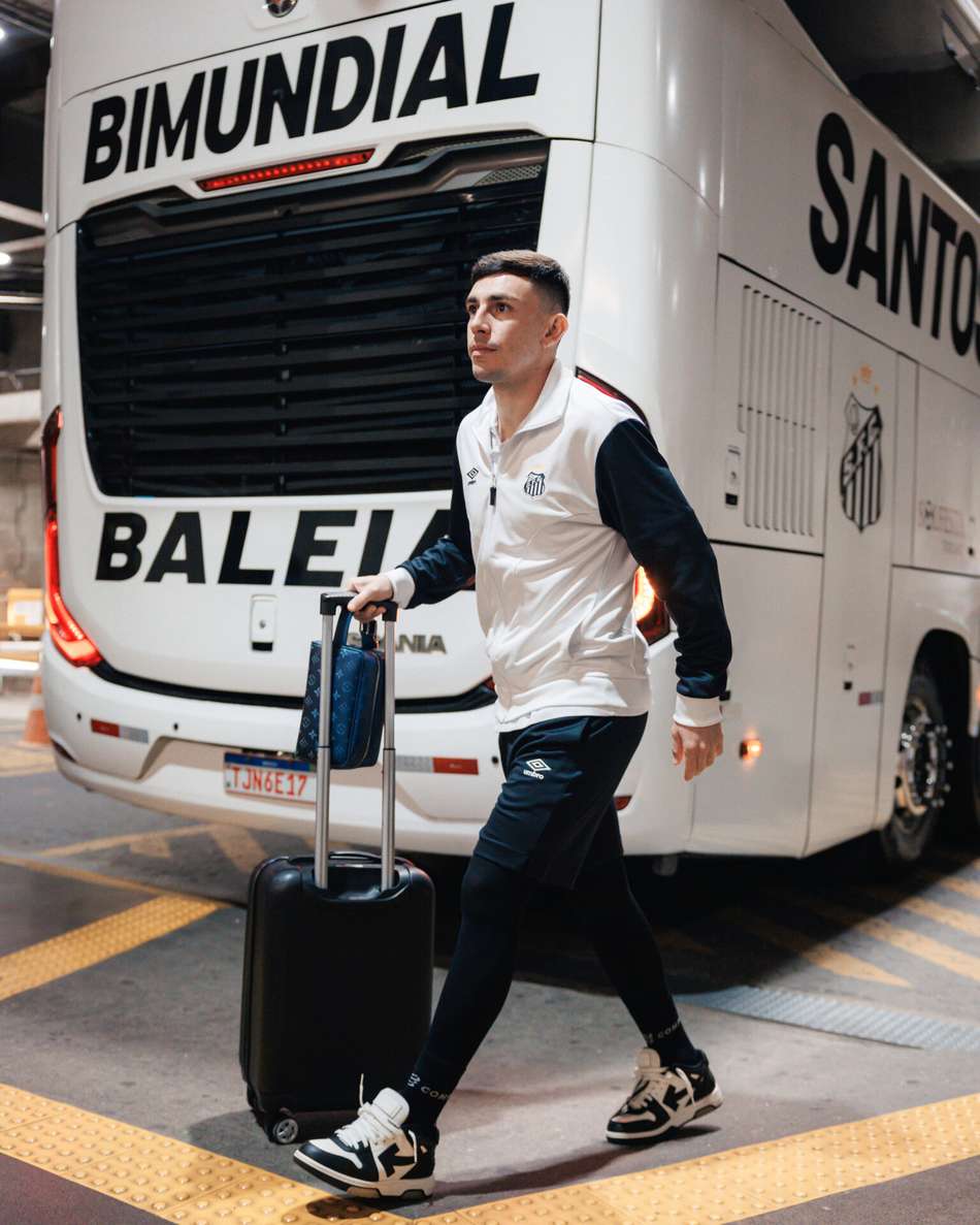 Escobar viajando com a equipe do Santos.