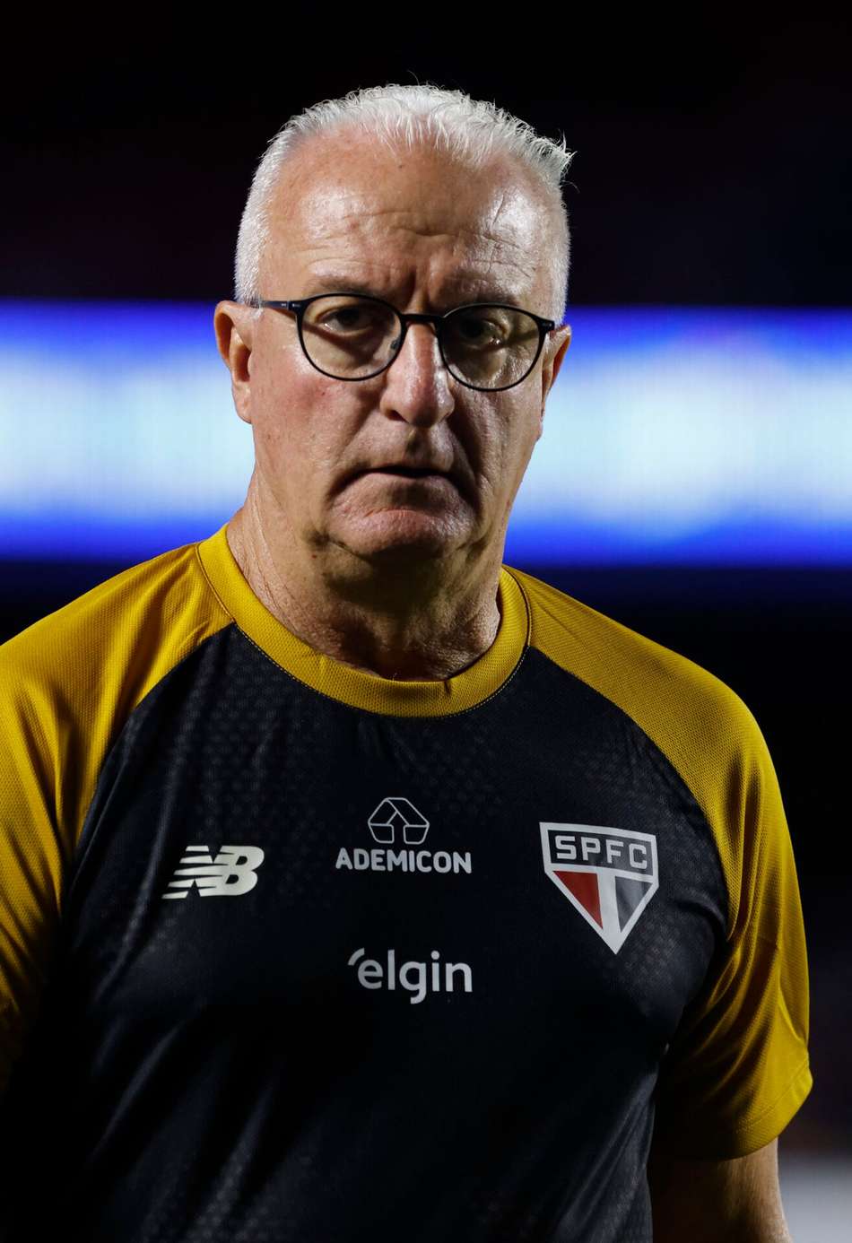 Técnico Dorival Júnior durante partida contra o Vitória neste último sábado (10)