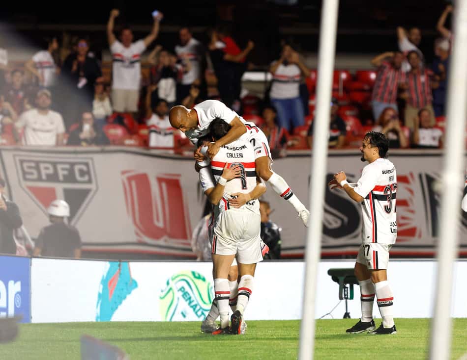 Lucas Moura comemorando com seus companheiros após a volta aos gramados neste sábado (10) - (Foto: Rubens Chiri / São Paulo FC)