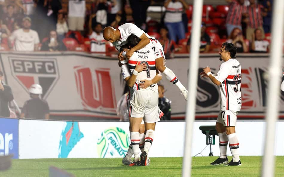 Lucas Moura comemorando com seus companheiros após a volta aos gramados neste sábado (10) - (Foto: Rubens Chiri / São Paulo FC)