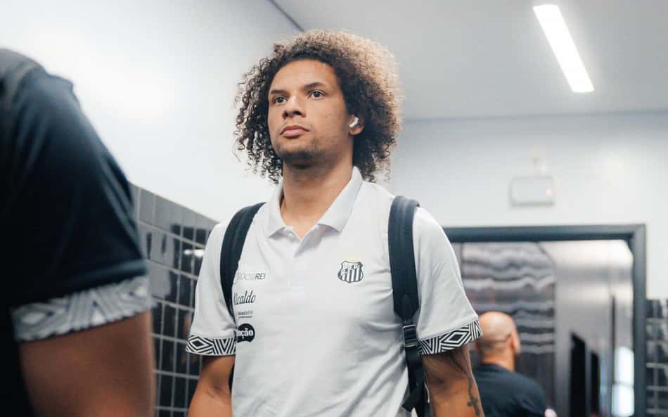 Willian Arão com a camisa do Santos - (Foto: Raul Baretta/ Santos FC.)