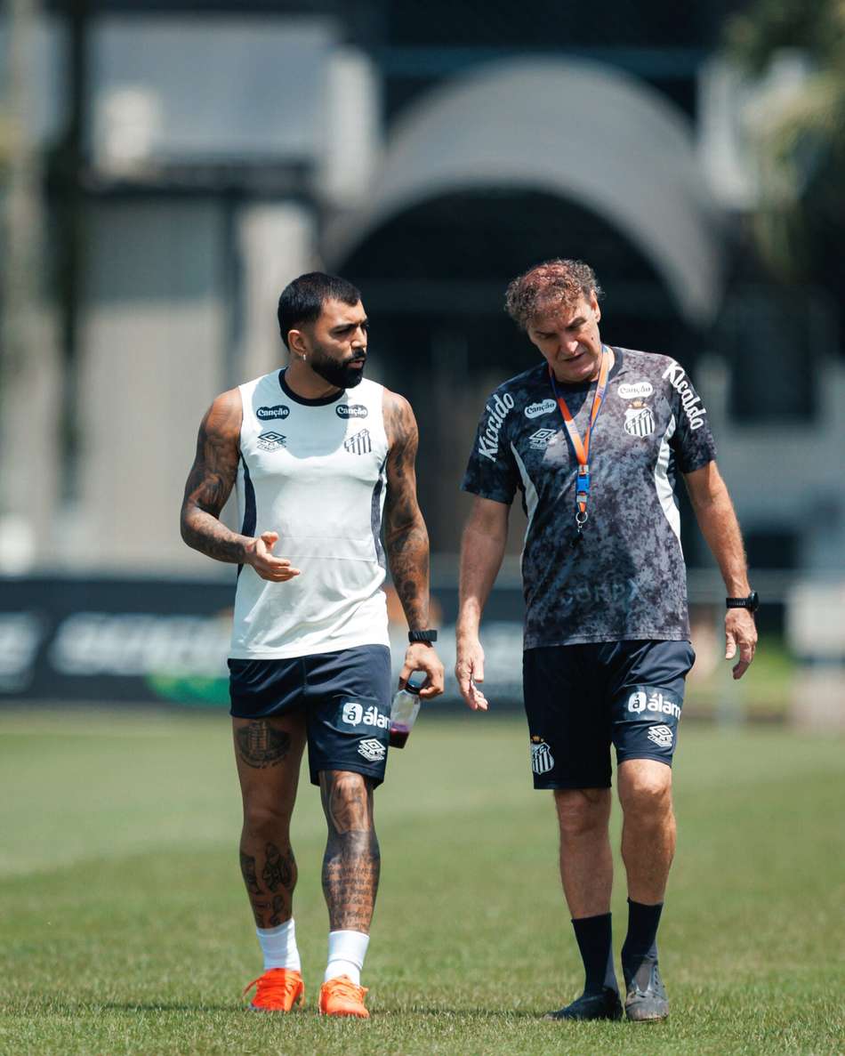 Técnico Cuca e Gabigol conversando no treino desta quinta-feira (15)