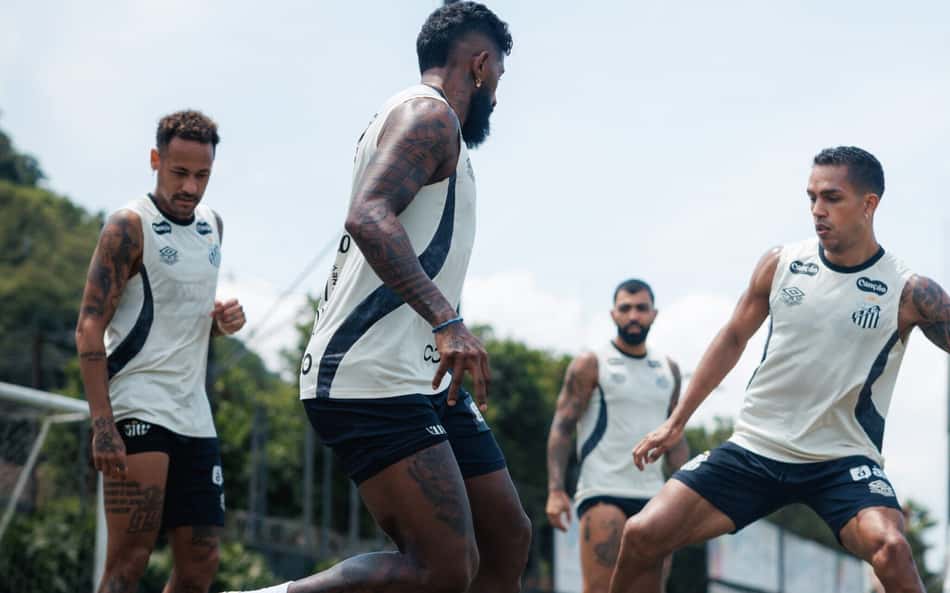 Elenco do Santos treinando na parte da manhã desta quinta-feira (15).