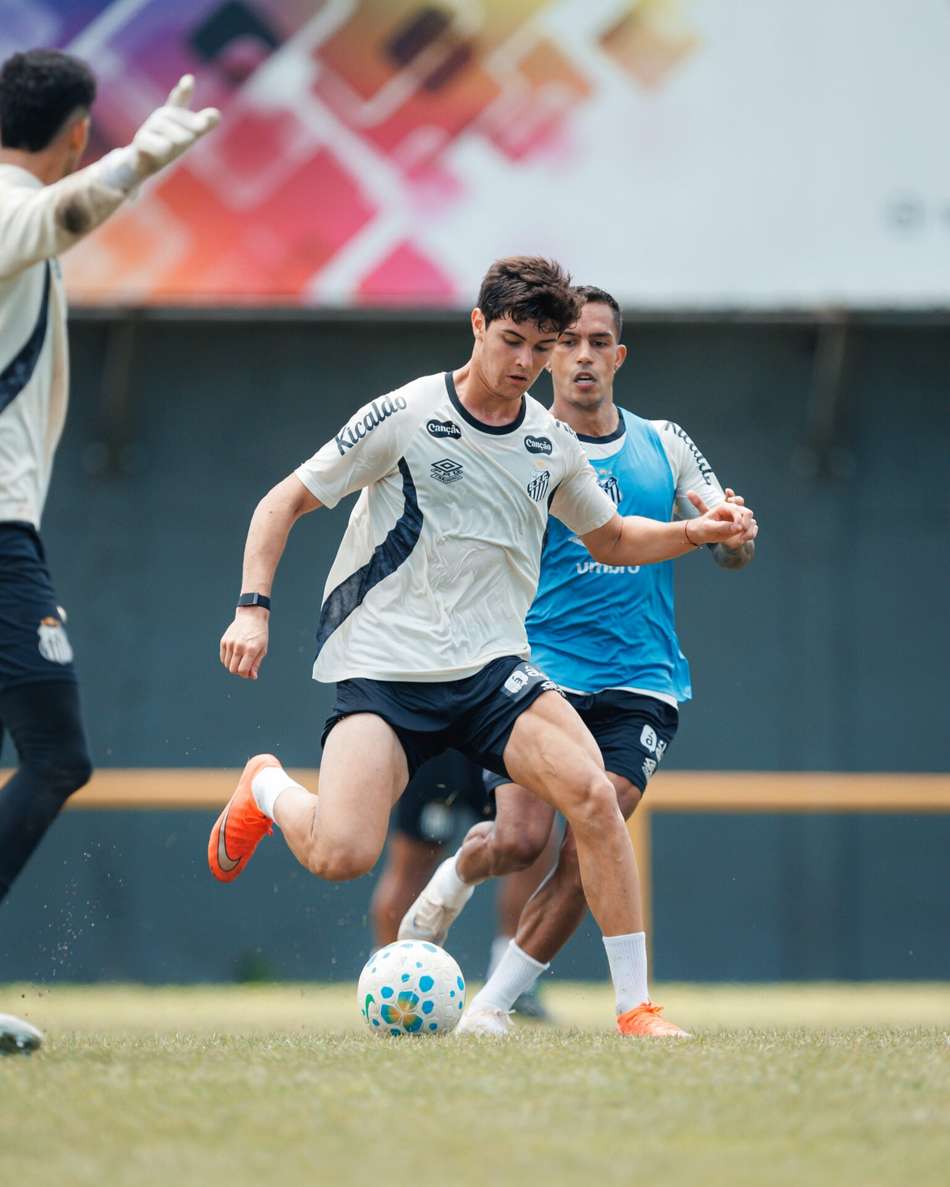 Jogadores treinando nesta sexta-feira (16), no CT Rei Pelé.