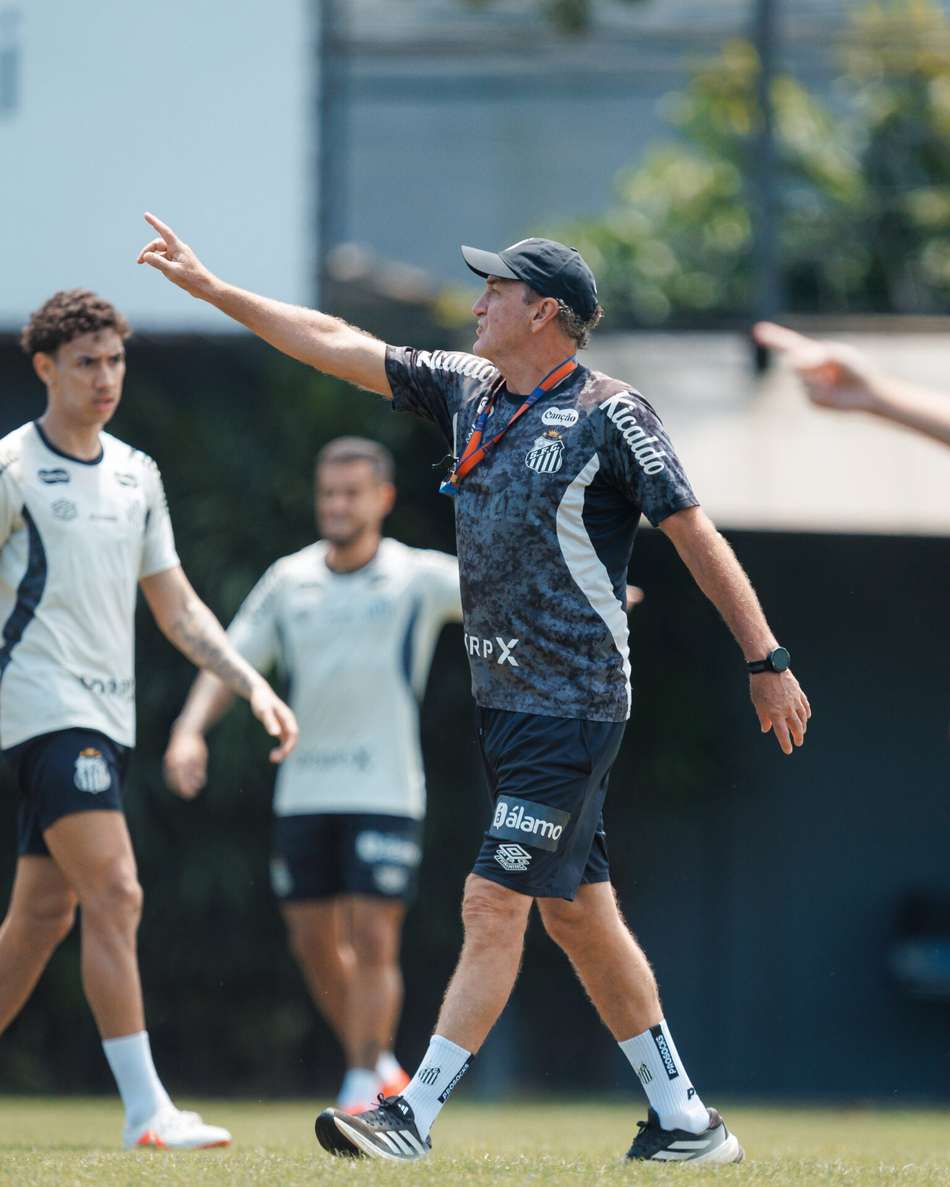 Cuca comandando o treino desta sexta-feira (16).