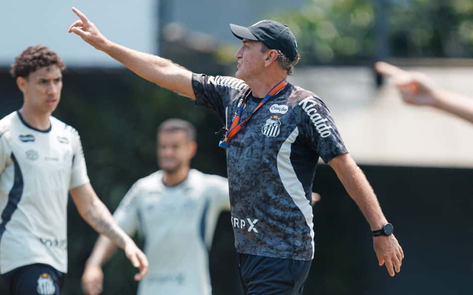 Cuca comandando o treino desta sexta-feira (16).