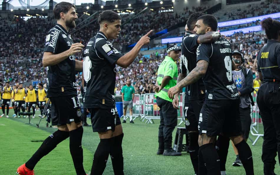 Equipe do Santos comemorando um dos gols da equipe na temporada 2026