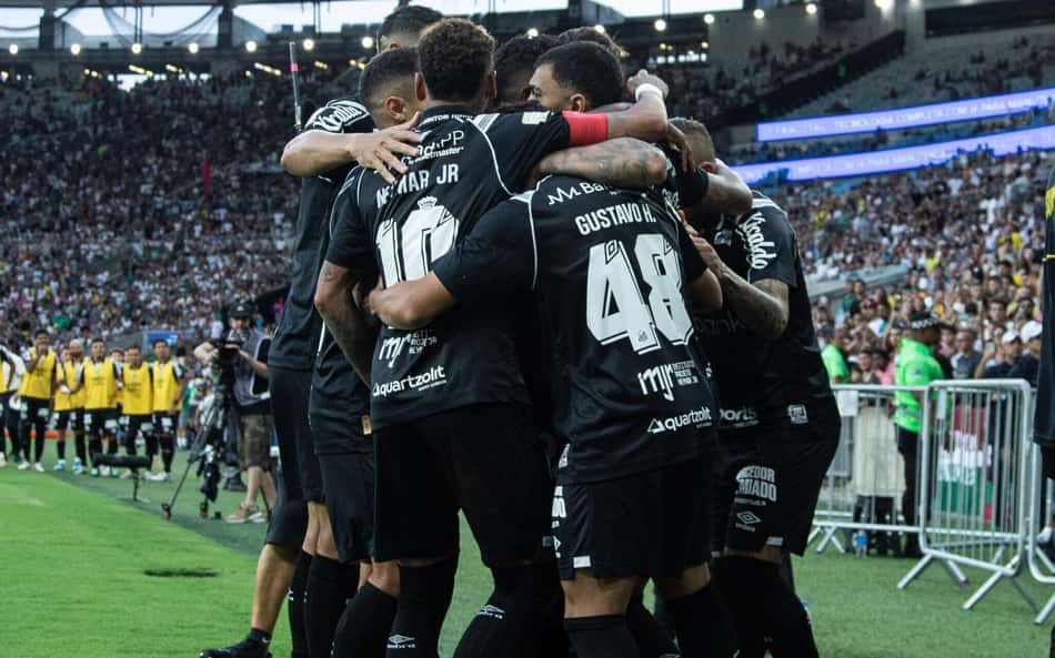Equipe do Santos durante a partida contra o Fluminense neste domingo (18).