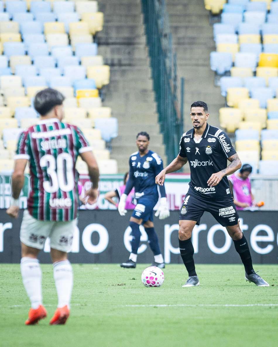 Lucas Veríssimo contra o Fluminense, neste domingo (18)