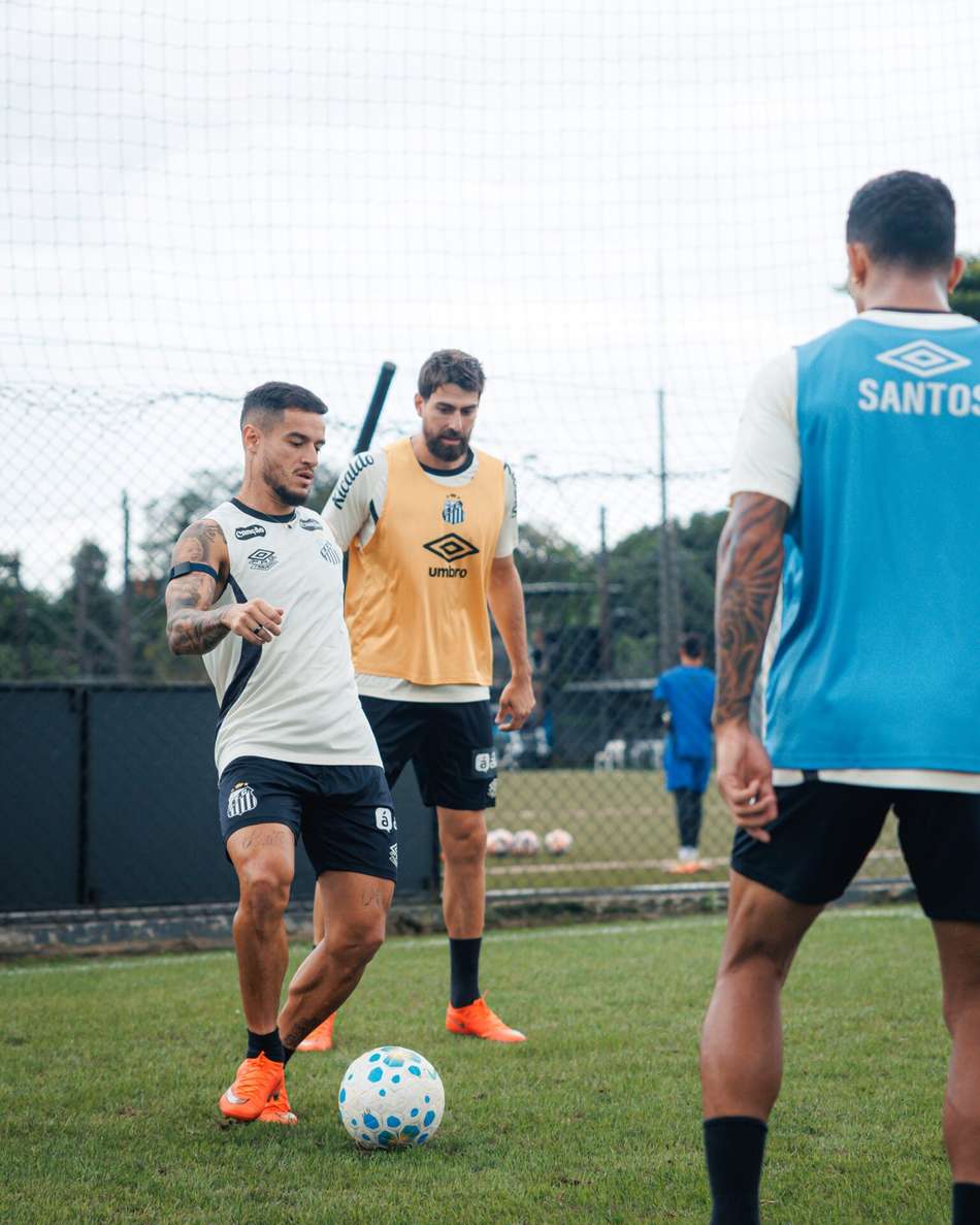 Coutinho durante o treino do Santos nesta quarta-feira (21) no CT Rei Pelé - (Foto: Raul Baretta/ Santos FC.)