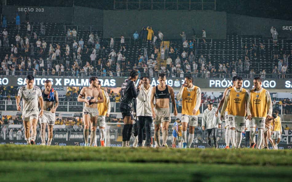 Elenco do Santos saindo de campo na Vila Belmiro
