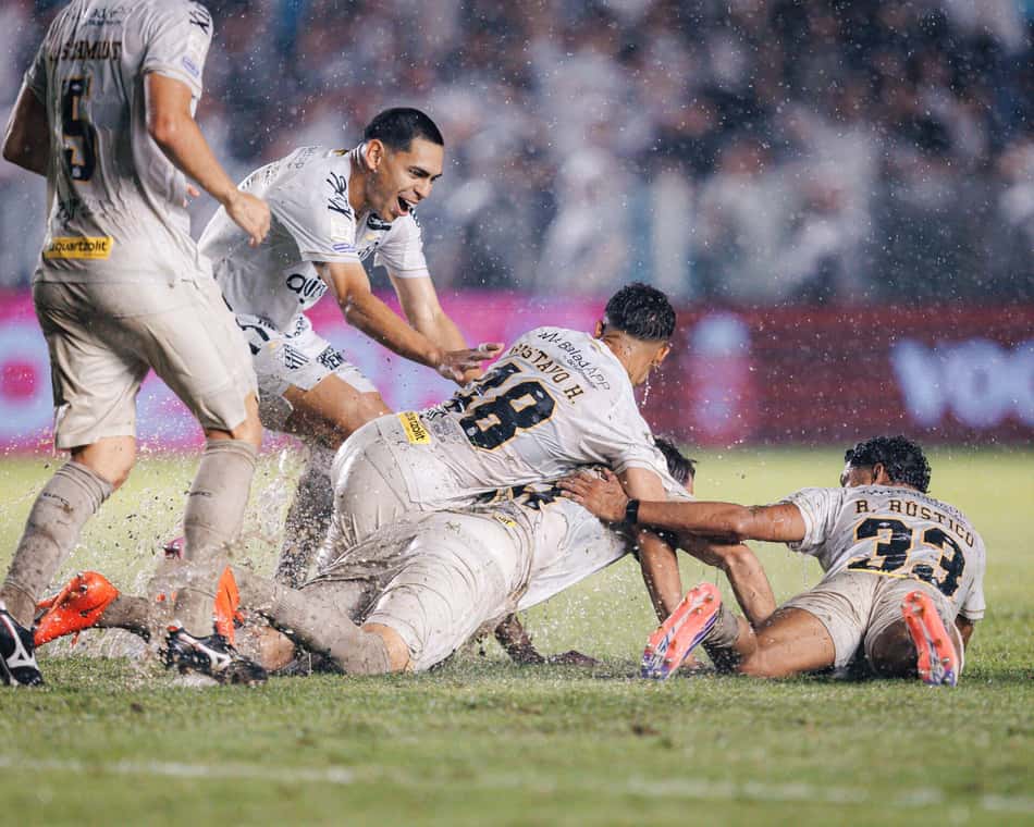Equipe do Santos comemorando o gol de empate do Luan Peres