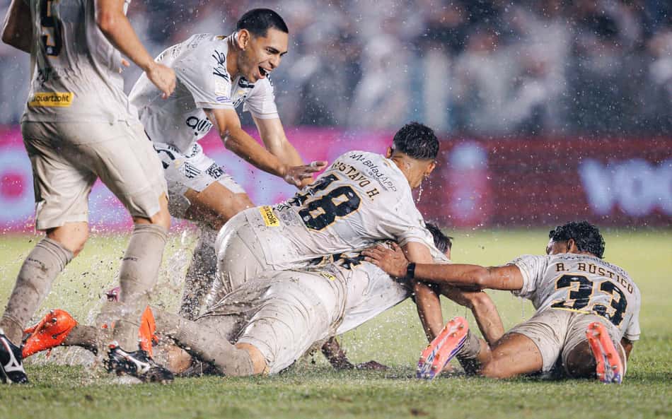 Equipe do Santos comemorando o gol de empate do Luan Peres