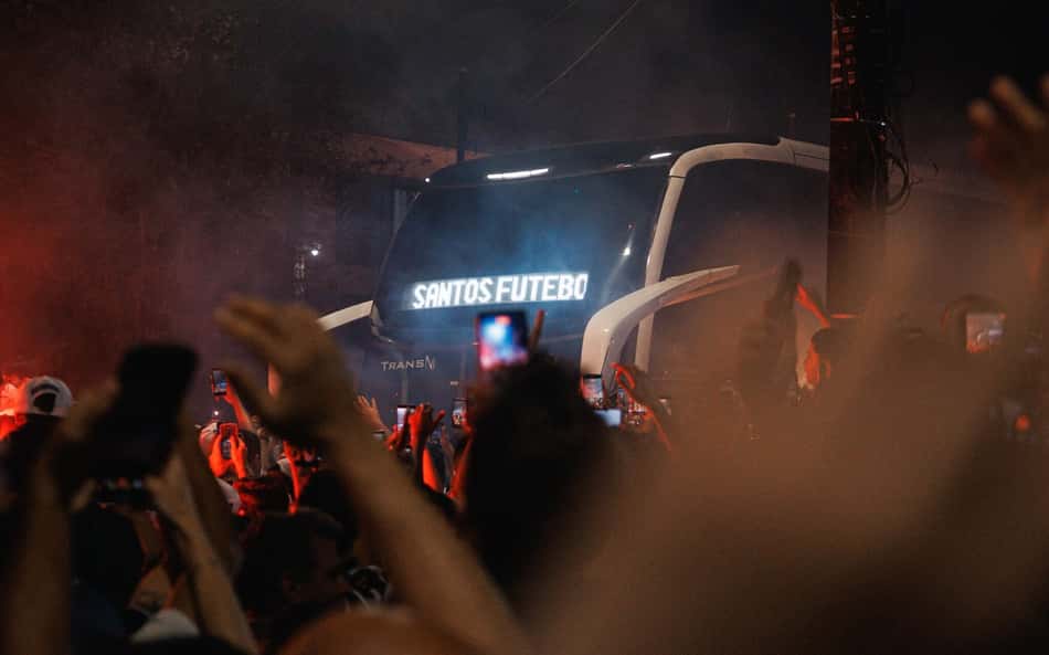 Torcida do Santos recebendo a equipe no último sábado (24)