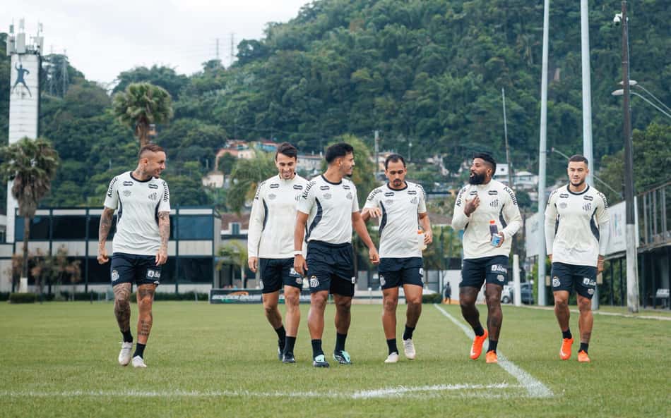 Jogadores do Santos durante o treino desta terça-feira (27)
