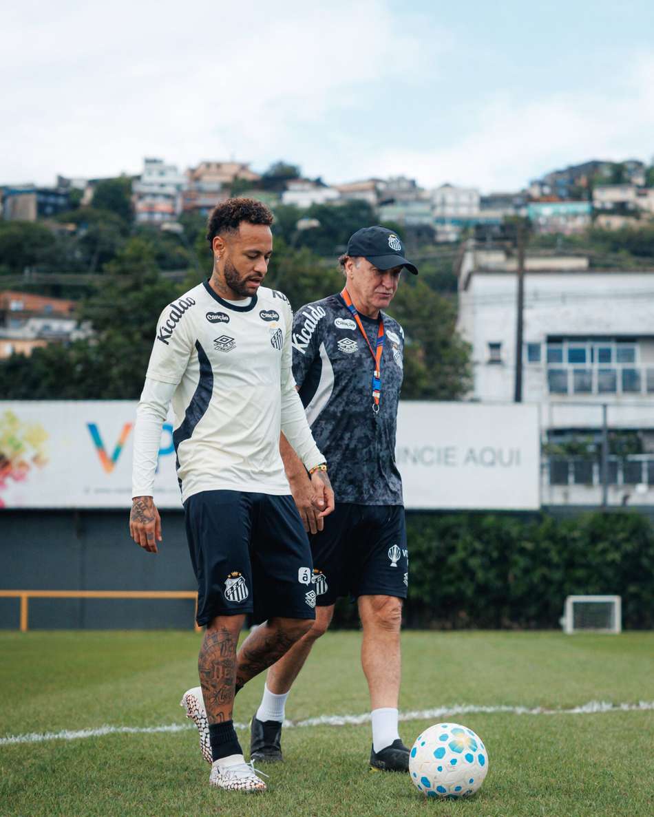 Neymar e Cuca conversando durante treino desta terça-feira (27)