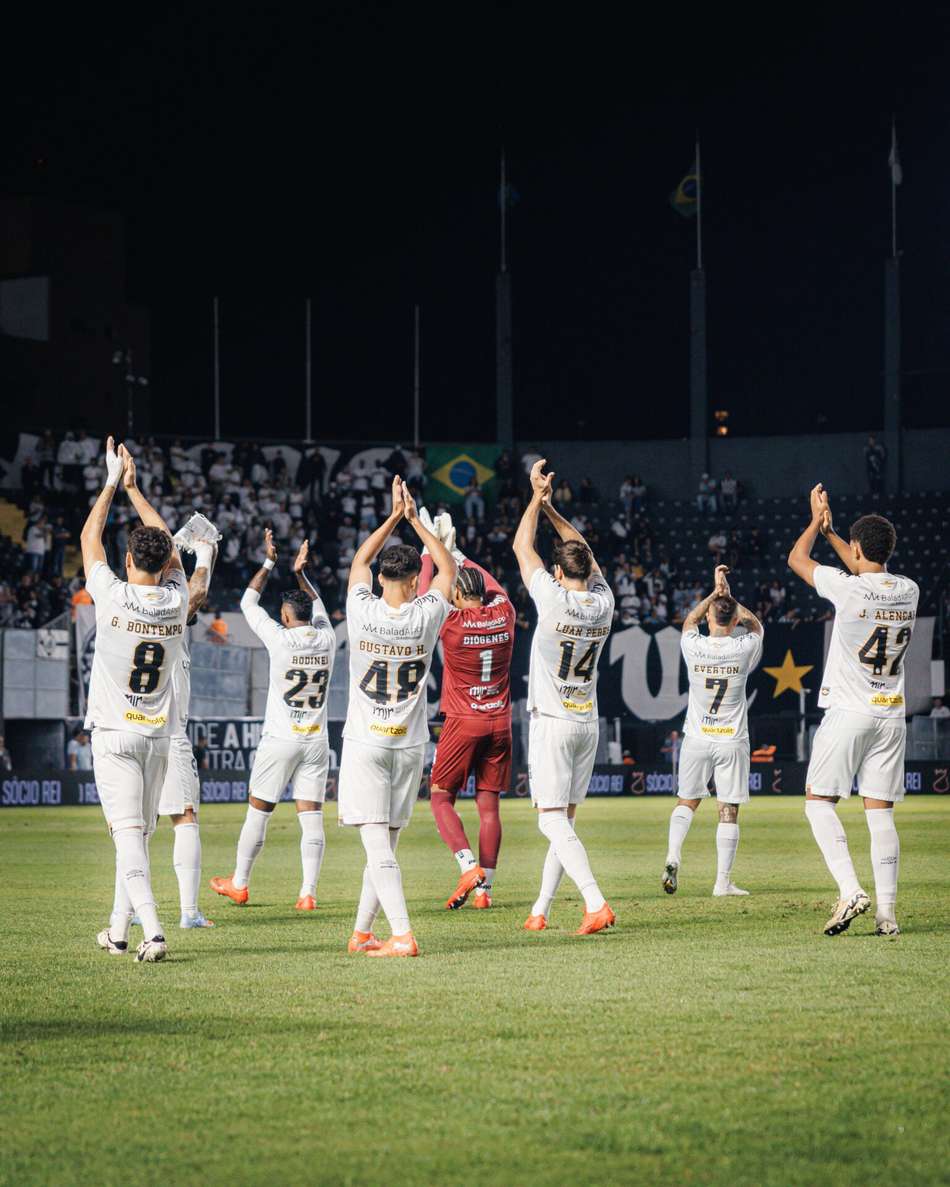Equipe do Santos aplaudindo a torcida após o empate contra o Palmeiras.