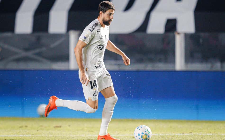 Luan Peres atuando com a camisa do Santos na temporada de 2026
