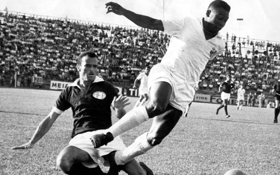 Pelé jogando pelo Santos, em 1965 - (Foto: Folhapress)