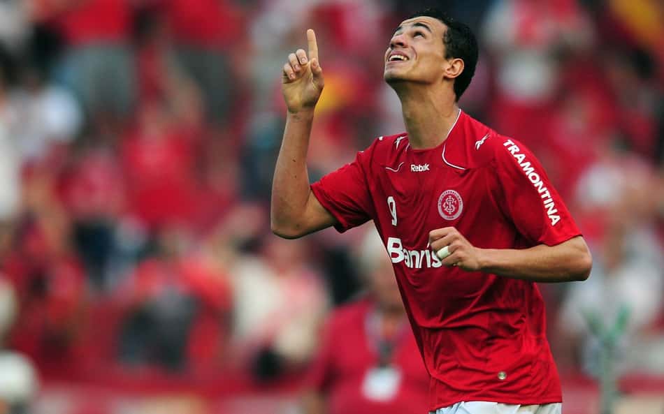 Leandro Damião atuando com a camisa do Internacional, clube em que foi campeão da Libertadores - (Foto de Alexandre LopAgif/Folhapress) - Porto Alegre, RS, 18.08.2010.