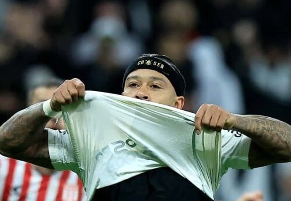 Memphis Depay fica desolado após perder o pênalti para o Corinthians contra o Estudiantes