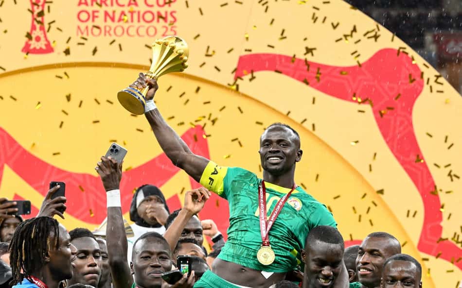 Equipe do Senegal comemorando vitória da Copa Africana de Nações.