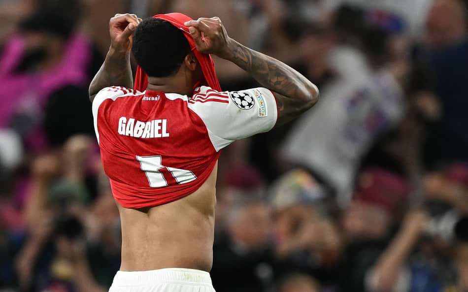 Gabriel Magalhães lamentando pênalti perdido em final contra o PSG.