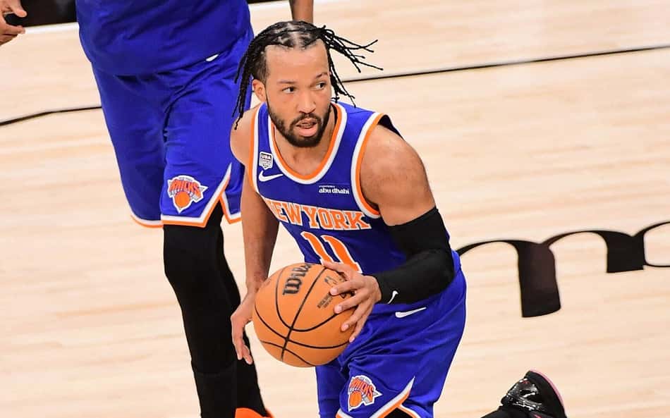 Jalen Brunson, dos Knicks, conduz a bola no jogo 2 das finais da NBA contra os Spurs (Foto: Foto por ADAM PANTOZZI / NBAE / GETTY IMAGES)