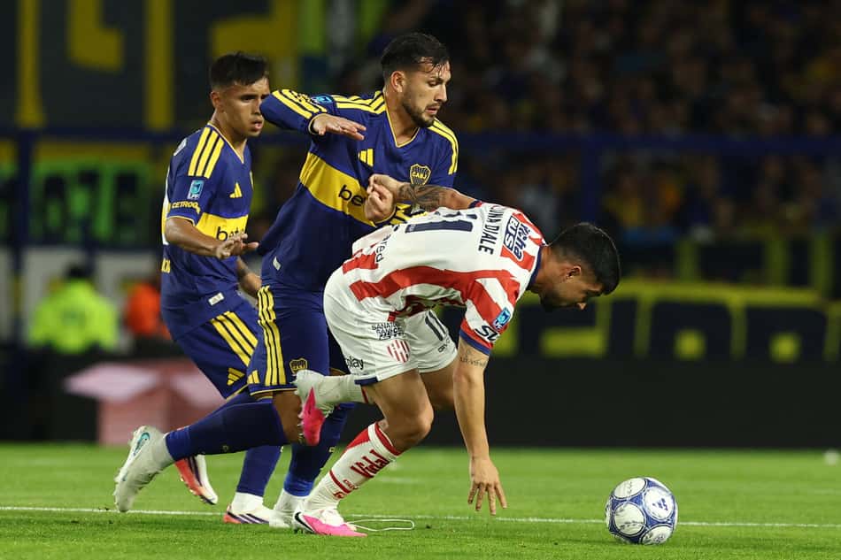 O meio-campista Leandro Paredes contra o Union de Santa Fe no estádio La Bombonera no dia 2 de outubro de 2026 - (Foto de Alejandro PAGNI / AFP)