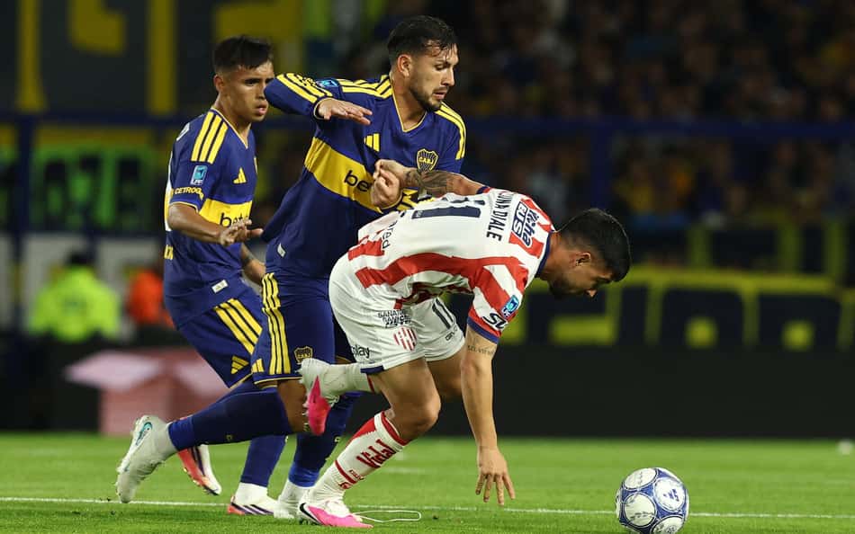 O meio-campista Leandro Paredes contra o Union de Santa Fe no estádio La Bombonera no dia 2 de outubro de 2026 - (Foto de Alejandro PAGNI / AFP)